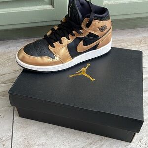 Air Jordan 1 Mid Black/Metallic Gold Youth 4.5
Perfect condition